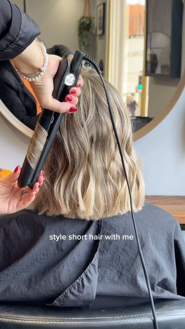 Ellie Jennings on Instagram: "My favourite way to wave short hair 🐚  If you struggle with curling the back of your own hair, save & try this technique out instead! 🌊  Using @ghdhair Gold Straightening Irons ✨  #ghdwaves #shorthairstyle #wavyhair #shorthair #beachyblonde #shorthairwaves #curlinghair #shorthaircut #brisbanehairstylist #goldcoasthairstylist #sunshinecoasthair #australiahairdresser" Flat Iron Curls Short Hair Tutorials, Soft Waves Short Hair, Flat Iron Curls Short Hair, Wave Short Hair, Curls With Straightener, Curl Hair With Straightener, Short Hair Waves, Easy Curls, Flat Iron Curls