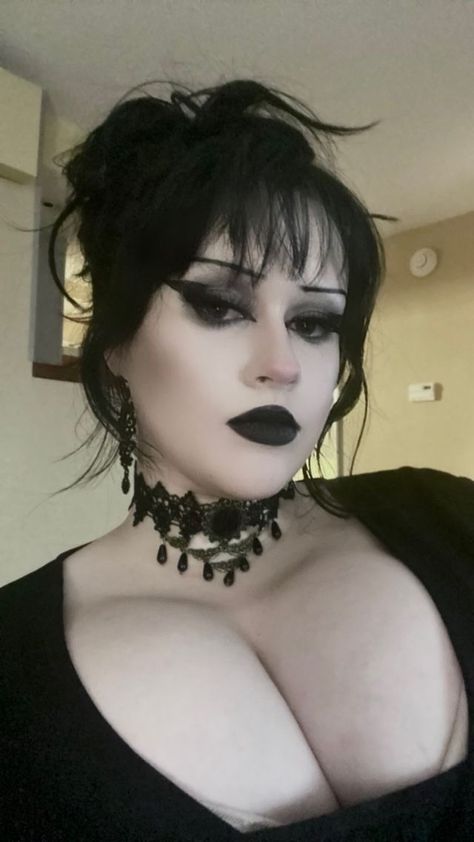 Goth Women Makeup, Goth Mommy Gf, Beautiful Goth Women, Emo Mommy, Hot Goth Makeup, Goth Mommies, Thick Goth Outfits, Goth Girl Art, Emo Women