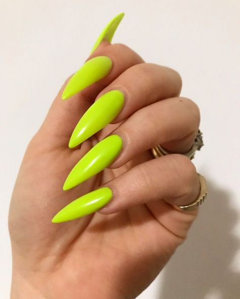 1,006 Likes, 9 Comments - Floss Gloss Ltd®💅Nail Lacquer (@flossgloss) on Instagram: “💚🎾💤 LIME GREEN DREAMIN!!💤💭🎾CLEAN & CRISPY ‘CON LIMON’ ON CO-FOUNDER @fgboss🎾🥝💚🔫NEONS R STILL HITTIN…” Khloe Kardashian Nails, Beige Nail Art, Kardashian Nails, Neon Green Nails, Nails Now, Beige Nails, Gel Nails Diy, Glow Nails, Trendy Nail Design