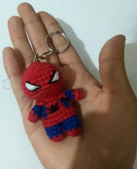 Hacer un hombre araña tejido a crochet es un proyecto fácil y divertido que se puede completar en muy poco tiempo. Los puntos básicos se tejen en punto Easy Crochet Keychain, Crochet Mickey Mouse, Spiderman Gifts, Crochet Car, Creative Gifts For Boyfriend, Beaded Jewelry Necklaces, Crochet Videos Tutorials, Crochet Fashion Patterns, Crochet Heart