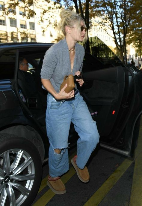 Celebrities Uggs Street Styles, Gigi Hadid 2023 Style, Gigi Hadid Style 2022, Gigi Hadid Street Style 2023, Gigi Hadid Style Casual, Gigi Hadid Outfits Street Styles, Gigi Hadid Outfits Casual, Gigi Hadid 2023, Gigi Hadid Casual