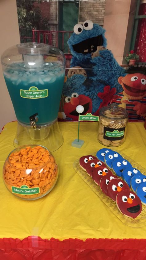 Cheap Elmo Party Ideas, Sesame Street Candy Table Ideas, Sesame Street Treats Table, Elmo Birthday Snacks, Sesame Street Treat Table Ideas, Elmo Birthday Party Treats, Sesame Street Birthday Snacks, Sesame Street Food Ideas 1st Birthdays, Sesame Street Snack Table