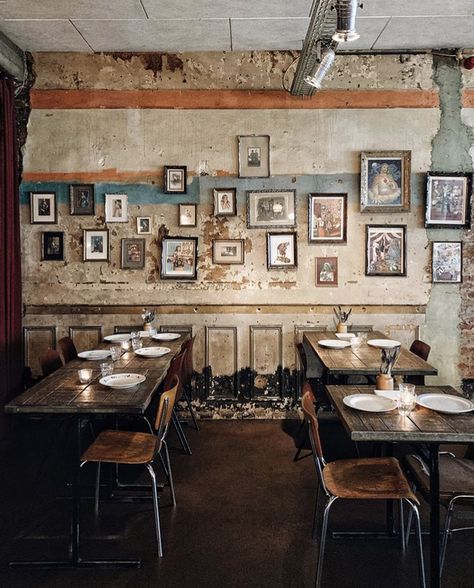 Bistro Interior Design, Old Restaurant, Bistro Interior, Industrial Cafe, Italian Cafe, Rustic Restaurant, Bg Design, Cafe Bistro, Vintage Restaurant