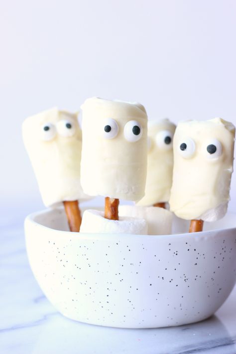 Make your Halloween party Spooktacular with these adorable white chocolate marshmallow ghosts! Great gift idea! Marshmallow Ghosts, Marshmallow Halloween, Ghost Treats, Tuxedo Cake, Marshmallow Dip, Chocolate Covered Marshmallows, Chocolate Marshmallow, Make Halloween, Healthy Halloween