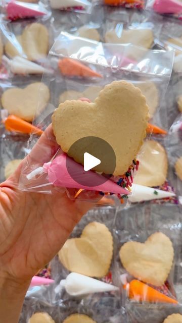 Celebrate by ML on Instagram: "How to pack small cookie kits tutorial 👩🏻‍🍳😋#packingorders #tutorial #cookiekit #partyfavors #celebratebyml #nyccookies #nyccookiestagram" Cookie Decorating Kits To Sell, Packing Cookies For Gifts, How To Pack Cookies, How To Pack Cookies Gift Ideas, Envelope Cookies, Diy Cookie Decorating Kit, Cookie Packaging Ideas, Valentine Cookie Kit, Sugar Cookie Kit