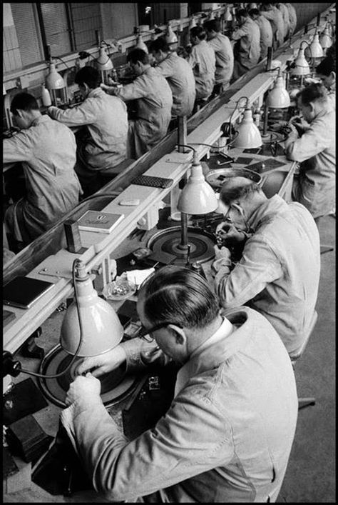 Diamond industry. Amsterdam 1964, by Leonard Freed. Occupational Medicine, Life In Amsterdam, Industry Photography, Army Christmas, Agar Jelly, Portland Timbers, Vintage Everyday, The Sixties, Assembly Line