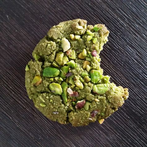 Matcha Pistachio Cookies Matcha Pistachio, Raw Pistachios, Aip Desserts, Marble Cake Recipes, Pistachio Butter, Matcha Cookies, Pistachio Cookies, Matcha Recipe, No Flour Cookies