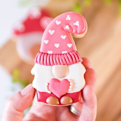 Valentine Sugar Cookie Ideas, Sugar Cookie Valentines Day, Cookie Decorating Valentines, Sugar Cookies Valentines Day, Valentine’s Day Cookie Decorating, Valentine's Day Decorated Cookies, Valentines Sugar Cookies Royal Icing, Valentine Cookie Decorating Ideas, Sugar Cookie Decorating Ideas Valentines