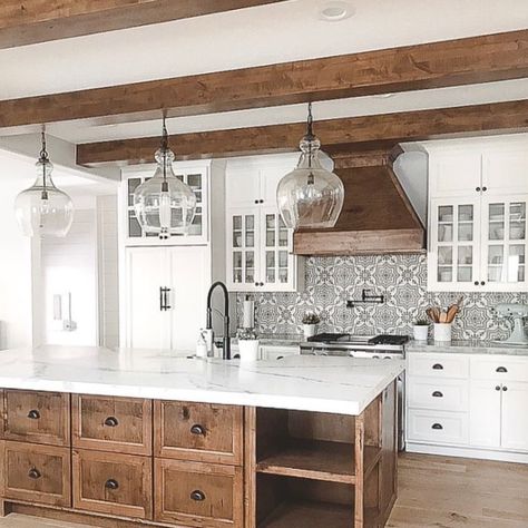 Rich House, Modern Farmhouse Decor Ideas, Model Dapur, Kabinet Dapur, Herringbone Backsplash, Decor Ikea, Farmhouse Kitchen Design, Kitchen Farmhouse, Farmhouse Style Kitchen