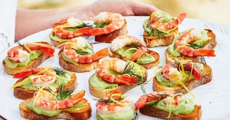 Made to share, this bite-size prawn and avocado aioli brushcetta is the perfect solution for easy entertaining. Best of all they only take 20 minutes to make. Easy Horderves, Prawns Appetizers, Salmon Sushi Rolls, Horderves Appetizers, Easy Bacon, Prawn Recipes, Recipe Cover, Finger Foods Easy, Spinach And Feta