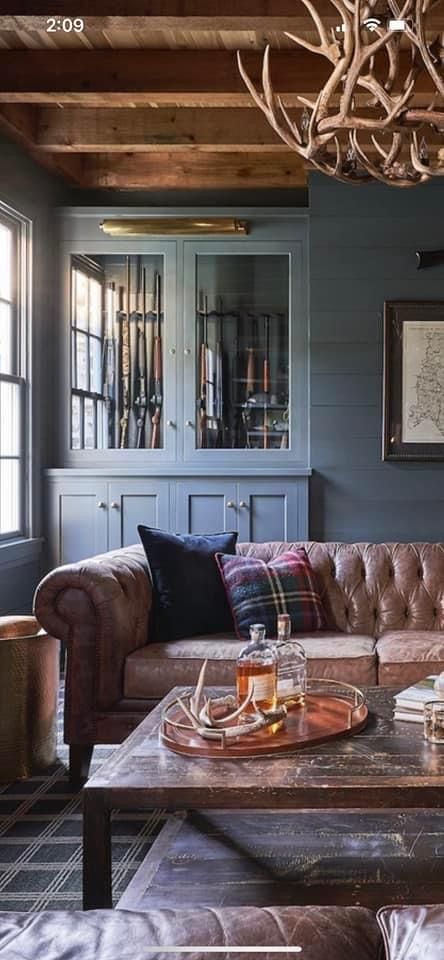 Historical Living Room Ideas, Western Home Design Ideas, Scottish Hunting Lodge Interior Design, Montana Cabin Decor, Scottish Country House Interiors, Moody Study Room, Moody Western Decor, Moody Tv Room, Scottish Living Room