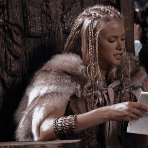 Elvish Hairstyles, Viking Aesthetic, Viking Braids, Medieval Aesthetic, Fantasy Love, Targaryen Aesthetic, Viking Woman, Ginger Girls, House Of Dragons