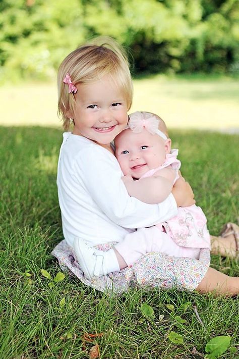 Hermosas hermanas... Outdoor Baby Photography, 6 Month Baby Picture Ideas, Sibling Pictures, Sister Photography, Baby Fotografie, Sibling Poses, Sibling Photography, Sibling Photos, Sister Pictures