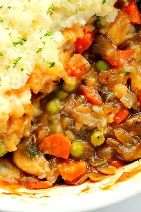 Shepherds Pie Recipe Healthy, Vegetarian Shepherds Pie, Shepherd's Pie Recipe, Fluffy Mashed Potatoes, Shepherds Pie Recipe, Easy Pie Recipes, Meatless Dinner, Mushroom Gravy, Shepherd's Pie