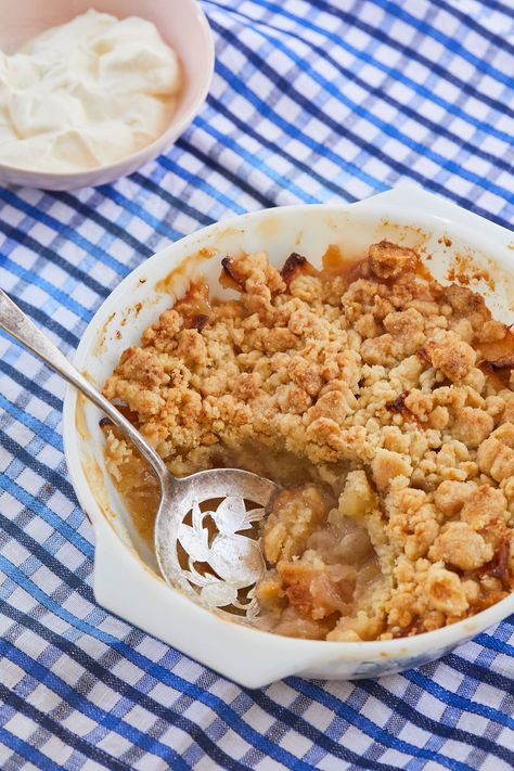 Make this favorite Irish comfort dish - apple crumble - straight from my Mum's kitchen! #applecrumble #irishapplecrumble #applecrumblerecipe #irishrecipe Best Apple Crumble Recipe, Easy Apple Crumble, Pear Crumble, Easy Apple Crisp Recipe, Apple Crumble Recipe, Apple Crisp Easy, Bigger Bolder Baking, Pie Crumble, Easy Oatmeal