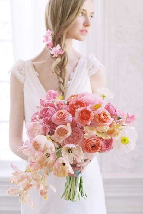 25 Stunning Summer Wedding Bouquet Ideas Ombre Bouquet, Loose Bouquet, Ranunculus Bouquet, Spring Wedding Bouquets, Summer Wedding Bouquets, Ombre Wedding, Romantic Bouquet, Wedding Bouquets Pink, Parrot Tulips