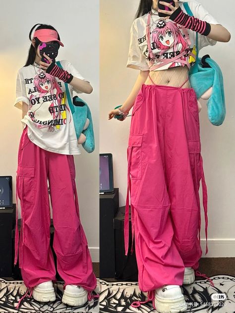 Kawaii Street Style, Baggy Colorful Outfit, Barbie Outfit Inspo Aesthetic, Pink Cargo Outfit, Pink Cargo Pants Outfit Street Style, Hello Kitty Aesthetic Outfit, Pink Pants Outfit Street Style, Pink Cargo Pants Outfits, Blue And Pink Outfit