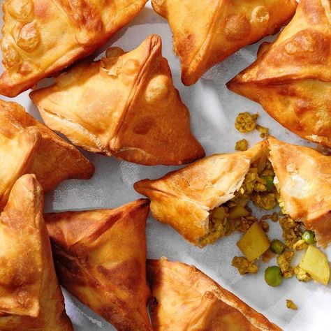 Chicken Samosas Chicken Rangoon, Recipes With Yogurt, Chicken Samosas, Chicken Samosa Recipes, Pork Wontons, Chicken Samosa, Pockets Recipe, Yogurt Dipping Sauce, Sushi Roll Recipes