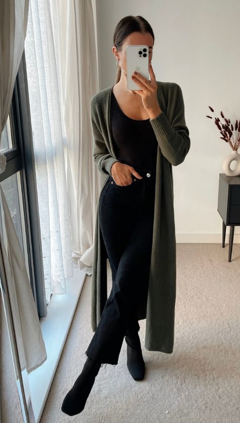 Relaxed Work Outfit Winter, Posh Casual Outfits, Green Long Cardigan Outfit, Casual Work Attire Women, How To Style A Long Cardigan, Long Cardigan Outfit Winter Casual, Casual Walking Outfit, Long Cardigan Outfit Summer, Long Knit Cardigan Outfit