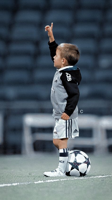 Kids Soccer Pictures, Athletic Photos, Sports Photoshoot, Football Photography, Half Man, Youth Football, Green Screen Video Backgrounds, Kids Soccer, Soccer Boys