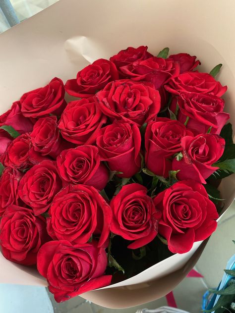 Roses For Her, Dozen Red Roses, Hospital Admit Hand Pics, Luxury Flower Bouquets, Birthday Wishes Flowers, Paris Wallpaper, Beautiful Flowers Photography, 1st Apartment, Rose Pictures