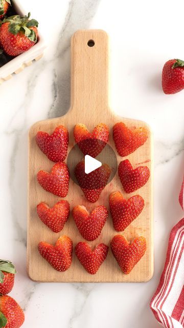 Decorative Strawberries On Cake, Heart Fruit Pizza, Cut Strawberries Into Hearts, Heart Shape Strawberries, Strawberry Hearts How To Cut, How To Cut Strawberries Into Hearts, Cute Ways To Cut Strawberries, Strawberry Ideas Decoration, Strawberry Garnish Ideas