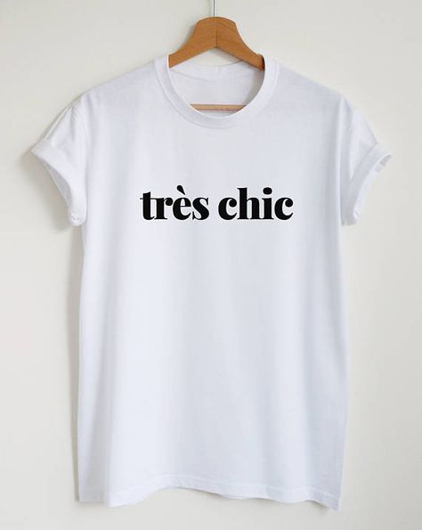 Tres Chic T-shirt French Tshirt Design, T Shirt Slogan Ideas, Quotes Tshirt, French Quote, Slogan Tees, Slogan Shirts, Style T Shirts, Slogan Tshirt, Slogan Tee