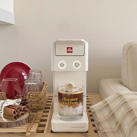 Illy Coffee Machine, Iced Coffee Machine, Illy Coffee, Coffee Corner, Coffee Photography, Aesthetic Coffee, New Menu, Coffee Art, Coffee Addict