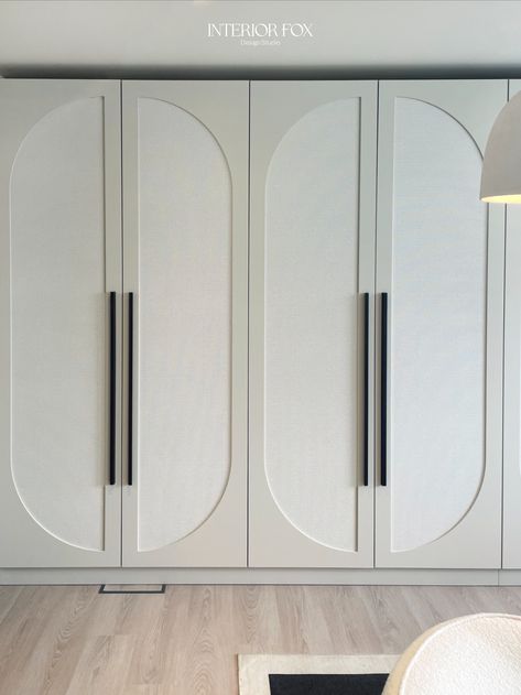 Custom Wardrobes with curved door panels: Stylish Office Interiors Round Wardrobe Design, Curved Closet, Curved Wardrobe Design, Modern Wardrobe Doors, Wardrobe Panel Design, Classical Wardrobe, Fluted Panel Wardrobe Doors, Wardrobe Room Design, Duco Finish Wardrobe