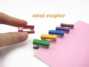 Miniature stapler Minature Things, Mini Stationary, Miniature Office, Miniature School, Diy Stationary, Dollhouse Tutorials, Diy Doll Miniatures, Pinterest Diy Crafts, Doll Diy Crafts