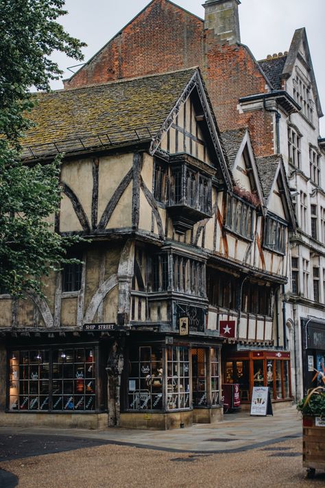 One of my favourite buildings in Oxford. 24-26 Cornmarket Street, built in the late 14th century. This medieval jewel belonged to a wine merchant who ran it as an inn, the “New Inn”. 😍 Inn Aesthetic Medieval, Medieval Inn Aesthetic, Tavern Aesthetic Medieval, Medieval Town Aesthetic, Medieval Village Aesthetic, 14th Century Aesthetic, Inn Aesthetic, England Buildings, Medieval Inn