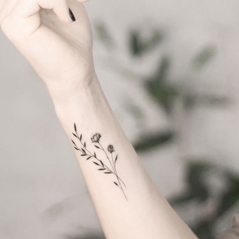 Tattoo цветы на предлечьях - tattoo's photo In the style Blackwork, Flowe (192253) #wristtattoos #tattooideas Cool Finger Tattoos, Tattoo On Forearm, Cool Wrist Tattoos, Flower Wrist Tattoos, Anklet Tattoos, Wrist Tattoos For Guys, Petite Tattoos, Forearm Tattoo Women, Tattoo Ideas For Women