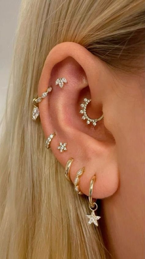 6 Piercings In One Ear, Ear Piercings Big Ears, Decked Out Ear Piercings, Ear Piercing Ideas Full Ear, Ear Peicerings Ideas Aesthetic, Ear Piercings All The Way Up, Bunch Of Ear Piercings, Hanging Ear Piercing, Ear Piercings Full Ear