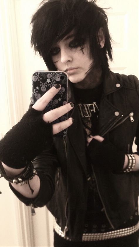 Evan Bloodlust Emo, Evan Bloodlust, Scene Emo Aesthetic, Emo Outfit Ideas, Punk Fashion Diy, Emo People, Andy Sixx, Emo Scene Hair, 2000s Emo