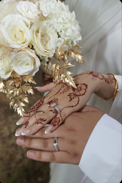 Simple Nikkah Mehndi, Nikkah Decor Simple, Nikkah Henna Designs, Nikkah Mehndi Designs, Henna Wedding Simple, Henna Wedding Designs, Simple Nikkah Decor, Simple Nikkah Outfit, Simple Nikkah Decor At Home