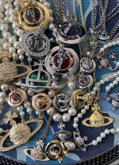 Vivienne Westwood Aesthetic Jewelry, Vivienne Westwood Moodboard, Vinnie Westwood, Nana Vivienne Westwood, Vivienne Westwood Aesthetic, Westwood Aesthetic, Vivienne Westwood Nana, Viviane Westwood, Jewelry Vivienne Westwood