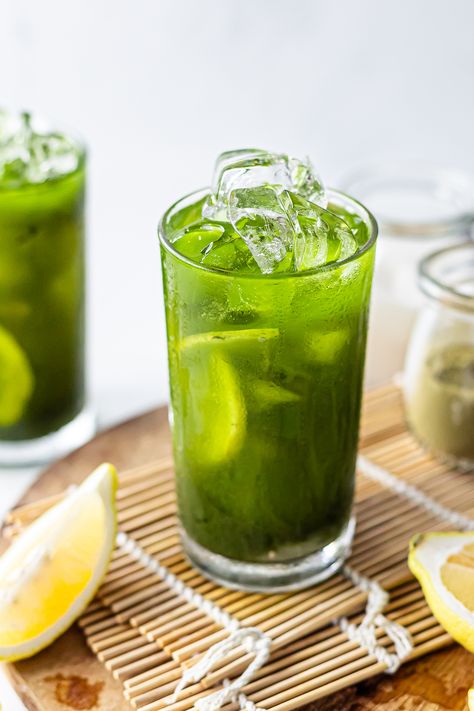 green tea matcha lemonade Matcha Lemonade Recipe, Matcha Lemonade, Green Lemonade, Green Tea Lemonade, Green Tea Drinks, Low Calorie Vegan, Matcha Tea Powder, Iced Green Tea, Tea Lemonade