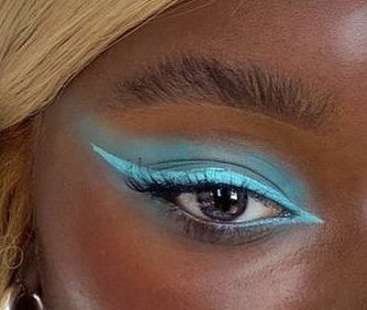 Aqua Eyeliner Looks, Blue Teal Makeup, Turquoise Eyeliner Makeup, Aqua Eyeliner, Coastal Makeup, Teal Makeup Looks, Eyeliner Azul, Aqua Makeup Look, Teal Eyeshadow Looks