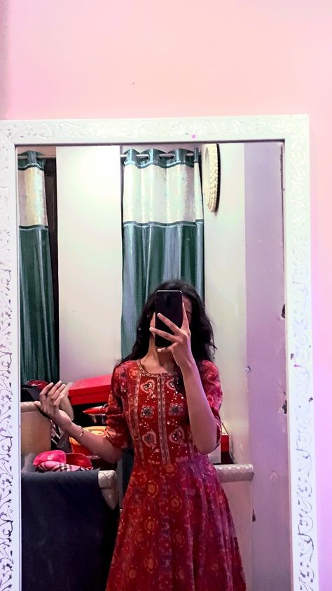 Normal Kurti, Kurta Poses, Mirror Selfie Aesthetic No Face, Girls Snaps, Mirror Selfie Boy No Face Aesthetic, Brown Eyes Aesthetic, Snap Selfie, Creative School Project Ideas, One Piece Cartoon