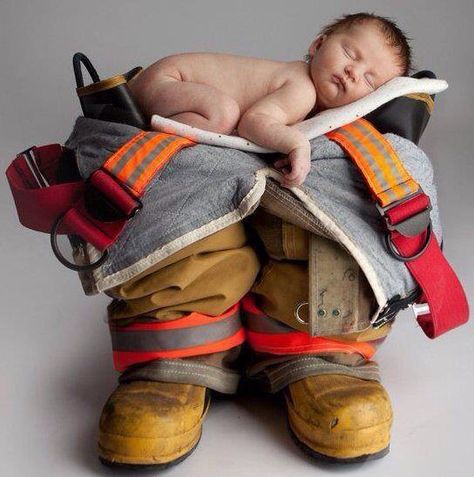 #firefighter #photo #baby Newborn Firefighter, Firefighter Pictures, Firefighter Baby, Foto Newborn, Baby Fotografie, Foto Baby, Newborn Shoot, Newborn Pictures