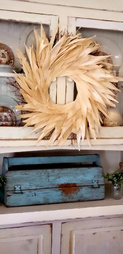 A FALL CORN HUSK WREATH - FARMHOUSE FUN Corn Husk Wreath Diy, Corn Husk Wreath, Corn Stalks, Vine Wreath, Craft Things, Corn Husk, Wreath Farmhouse, Wreath Diy, Fall Festival