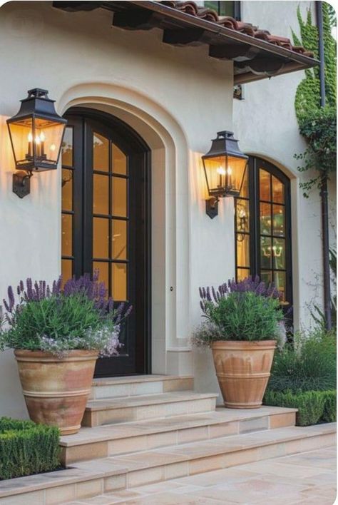 Front Door Way Ideas, Hanging Planter Ideas, Casa Country, Tuscan House, Spanish Style Home, Vertical Gardens, Casa Vintage, Spanish Style Homes, Planter Ideas