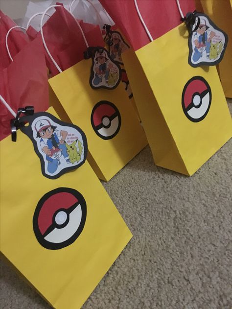 Picachu Theme Birthday, Pikachu Decorations Party Ideas, Pokemon Goodie Bags Ideas, Pokemon Loot Bag Ideas, Pokemon Gift Bags Diy, Pikachu Gift Bags, Pokeball Party Favor, Easy Kids Party, Pokemon Party Decorations