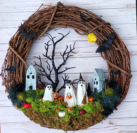 Halloween wreath with trick or treating ghosts. Simple Halloween Wreath Diy, Ghost Wreaths For Front Door, Spider Web Wreath Diy, Chicken Coop Wreath, Ghost Wreath Diy, Diy Halloween Wreaths For Front Door, Halloween Wreaths Diy, Halloween Wreath Ideas Diy, Grapevine Wreath Ideas