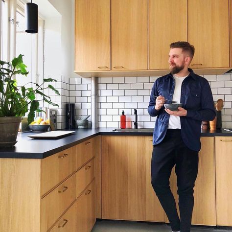 371 Synes godt om, 10 kommentarer – IKEA Danmark (@ikeadanmark) på Instagram: "Flot mand i et flot køkken  Hjemme hos @alekmodin står vores EKESTAD køkkenfronter skarpt! #regram…" Ikea Kitchen, Linoleum, House Inspiration, A Kitchen, Kitchen Interior, Shabby Chic, Kitchen Decor, Sweet Home, Kitchen Cabinets