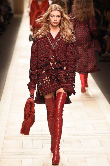 Fendi, Look #11 Victoria’s Secret Fashion Show, Upcoming Fashion Trends, Knitted Fashion, Red Boots, Womens Fashion For Work, Sweater Design, Fall 2017, Knit Fashion, Vogue Paris