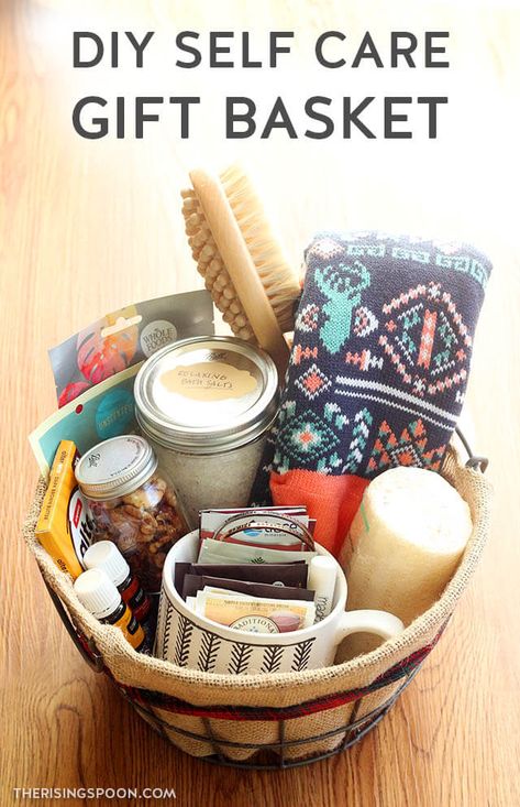 Do you have friends, family members, co-workers, or neighbors who are going through a rough time in their life or who is extremely busy and not taking good care of themselves? Learn how to put together a simple self-care gift basket that will make them feel appreciated and encourage them to slow down, breathe, and take a moment to themselves. Keep reading for lots of ideas, tips + inspiration! #selfcare #homemade Self Care Gift Basket Ideas, Gift Basket Ideas For Friends, Basket Ideas For Friends, Care Gift Basket Ideas, Self Care Gift Basket, Diy Self Care, Diy Gifts For Christmas, Homemade Gift Baskets, Care Basket