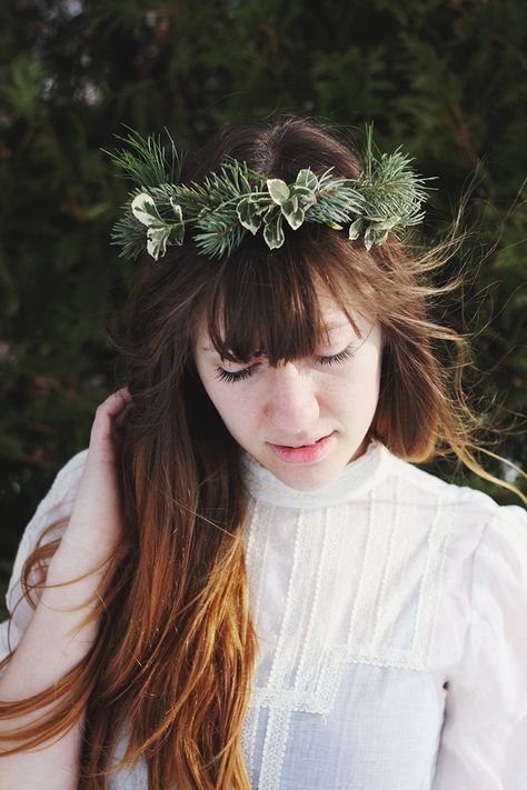 DIY Pine Crown tutorial from The Merry Thought. Perfect for a winter party. Maybe fir Ali birthday some year. Crown Photoshoot, Winter Crown, Fall Crown, Crown Tutorial, Crown Images, Holiday Hair Accessories, Pin Diy, Flowers Crown, Diy Flower Crown