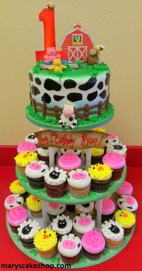 Farm Themed Cake, Cow Birthday Parties, Barnyard Birthday Party, Farm Theme Birthday, Farm Animals Birthday Party, Farm Themed Birthday Party, Farm Cake, Cow Birthday, Animal Cupcakes