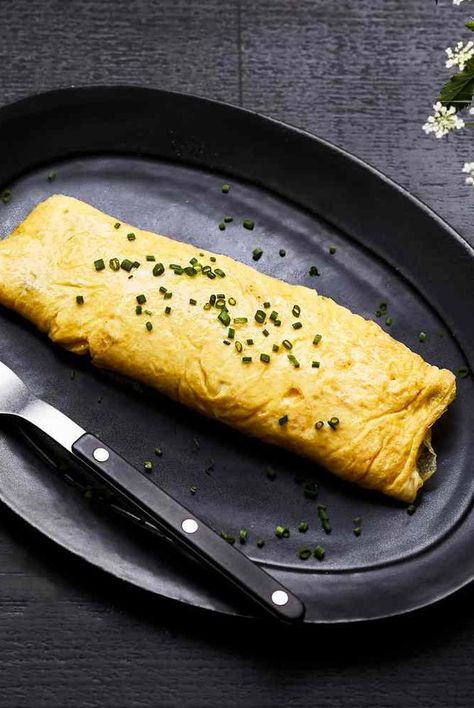 This Boursin Omelette recipe gets its flavor from yellow onion, fresh chives, and heavy whipping cream. Get the recipe from Food & Wine. How To Make Stock, Best Egg Recipes, Crepes Filling, Cheese Omelette, Best Brunch Recipes, Spreadable Cheese, Omelets Recipe, Boursin Cheese, Omelette Recipe